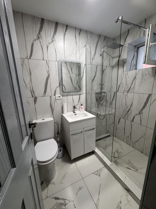 Apartament cu 3 camere de închiriat