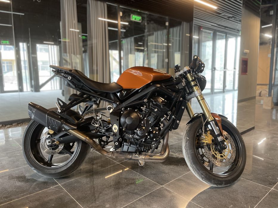 Triumph street tripple 675 cafe racer