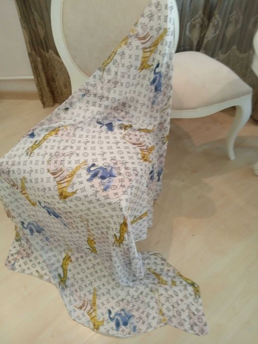 Копринен шал/парео Louis Vuitton, 180/90 см. 80 лв.