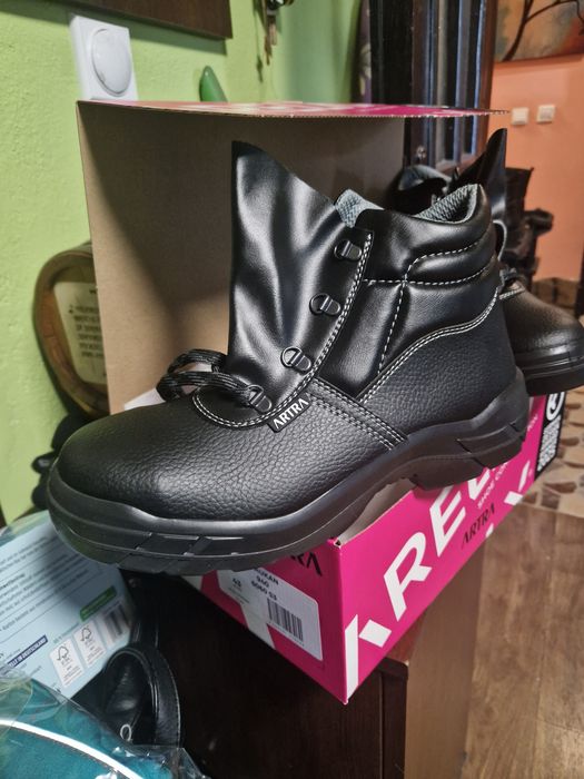 Продавам нови работни обувки