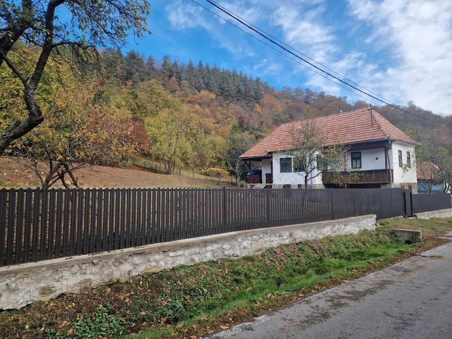 Casă tradițională cu livadă și vedere panoramică – Atia, lângă Sovata | 2.054 mp teren intravilan