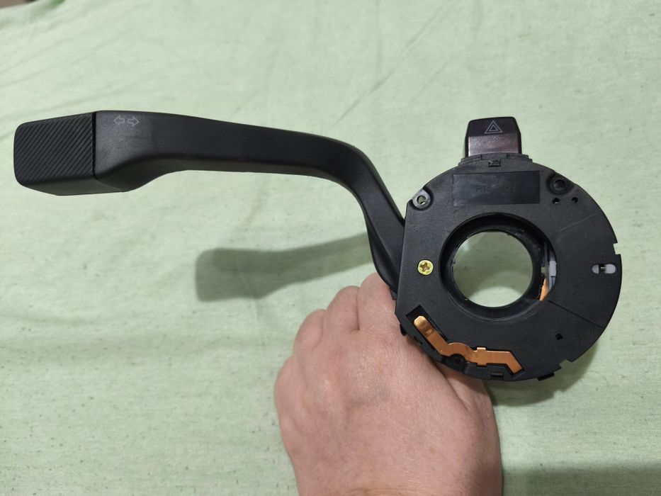 Под рулевой переключатель поворотов