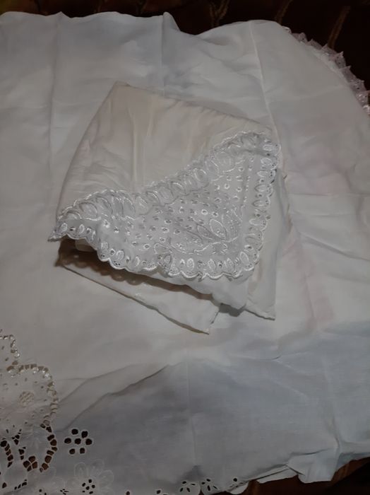 Два конверта на выписку ,одеяло и простынка.