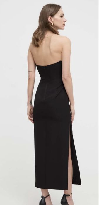 Миди черна рокля с деколте