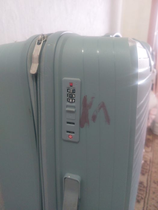 Чемодан на колесиках