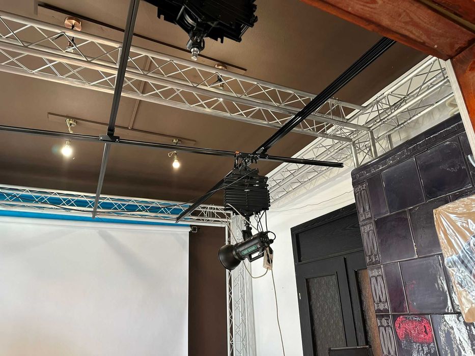 SCHELA PENTRU EXPOZITII,EVENIMENTE,STUDIO FOTO cu bare pentru pantografe,2 pantografe incluse,findaluri si suport