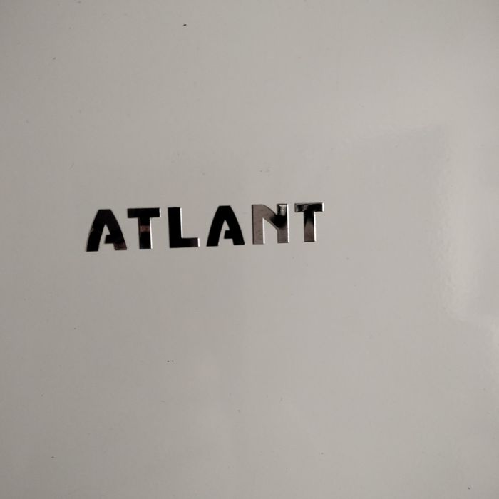 Продам очень вместительный холодильник Атлант