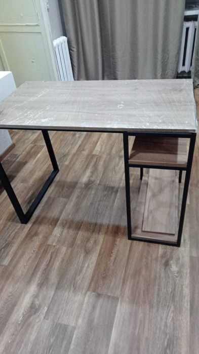 Продам стол срочно. Цена 10000