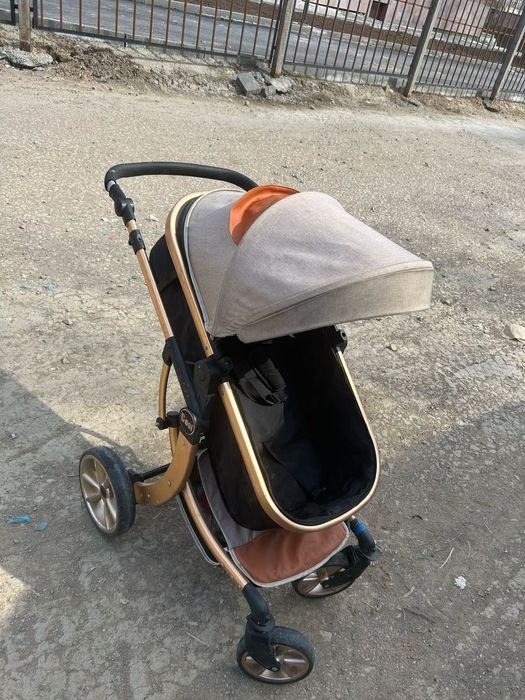 Продам коляску  в среднем состаяние срочно
