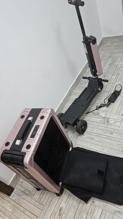 Troler Electric / Bagaj Inteligent cu Trotinetă (Ride-On) – Roz Auriu & Negru