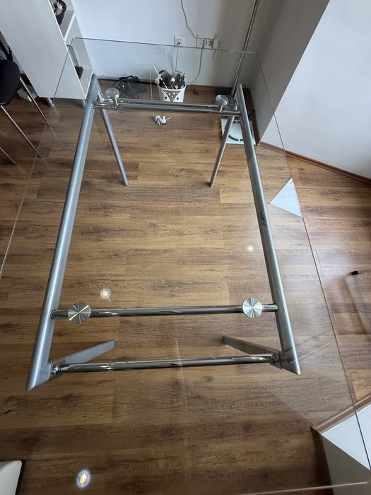 Masă elegantă din sticlă securizată