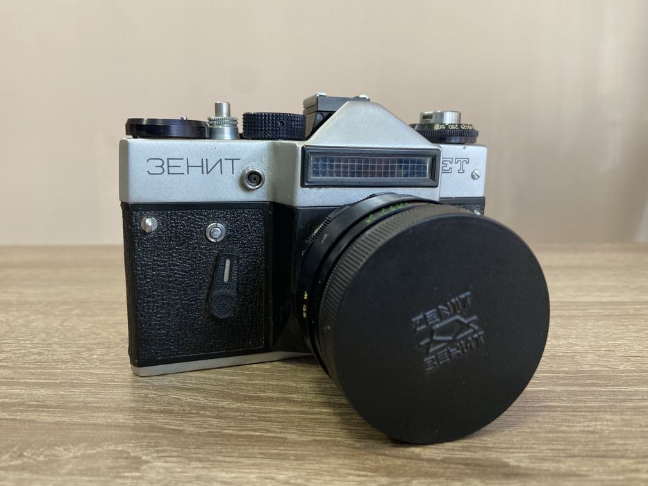 Винтидж 35мм огледално-рефлексен фотоапарат Zenit ET