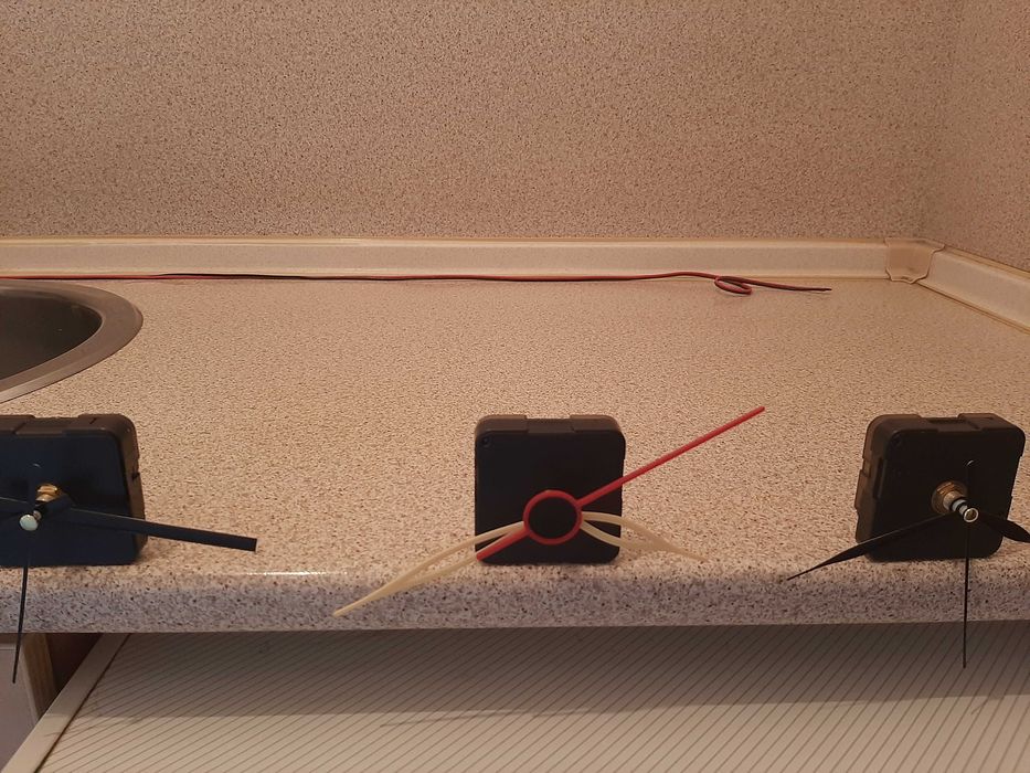 продавам два стенни часовника и механизми с стрелки и секундарници