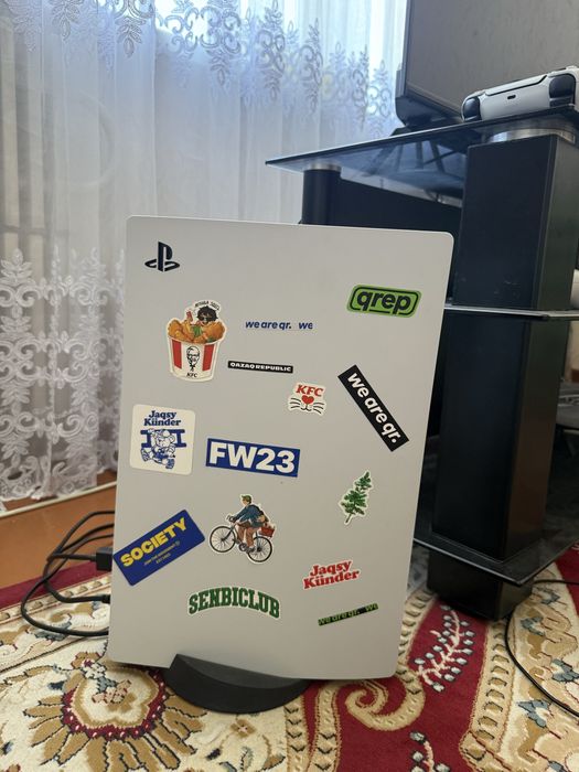 Продаеться пс5,с 2 джостиками