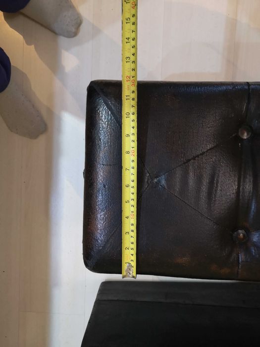 Старинна табуретка