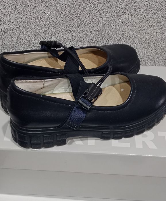 Продам обувь школьную для девочки,размеры 34,36,37