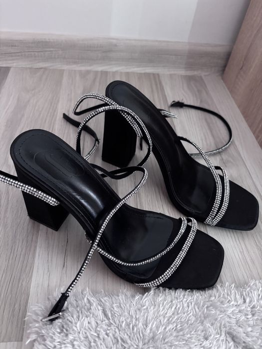 Черни елегантни сандали на ток