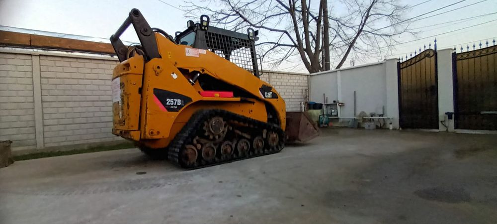 Miniincarcator bobcat ,incarcator frontal Caterpillar