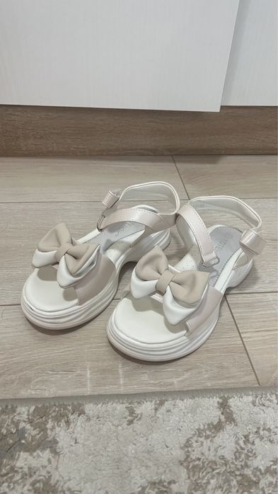 Продам спндали на девочкк