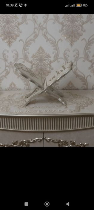 Лавх сотилади жуда чиройли ишланган