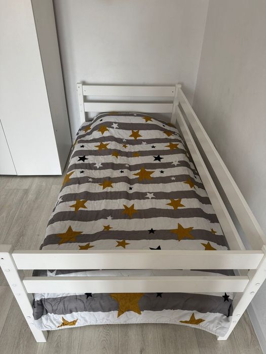 Продам кровать детскую и стол ученика