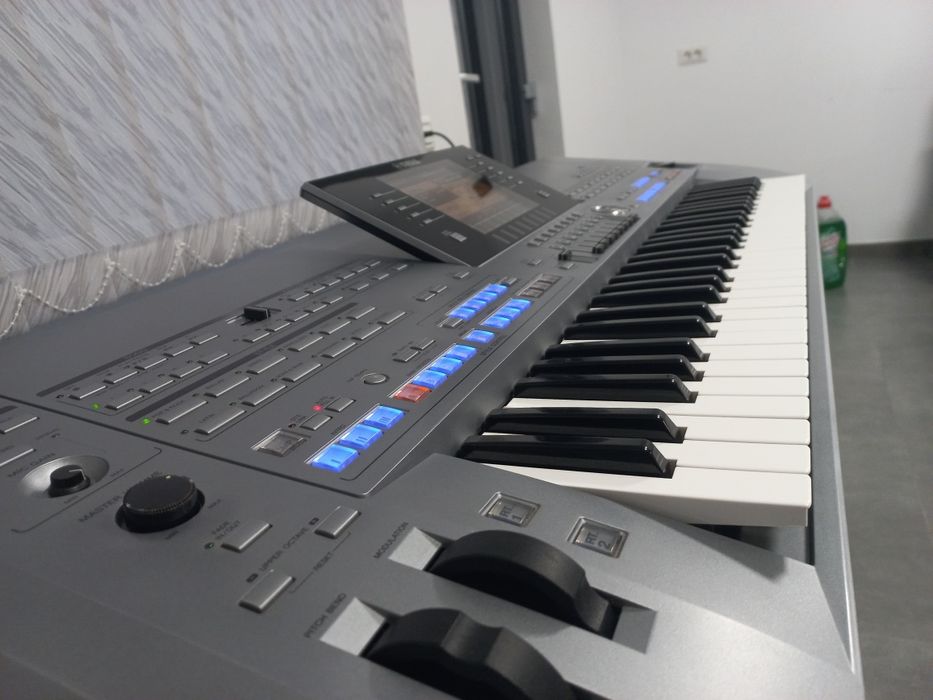 Vând Yamaha Tyros 5  61 clape