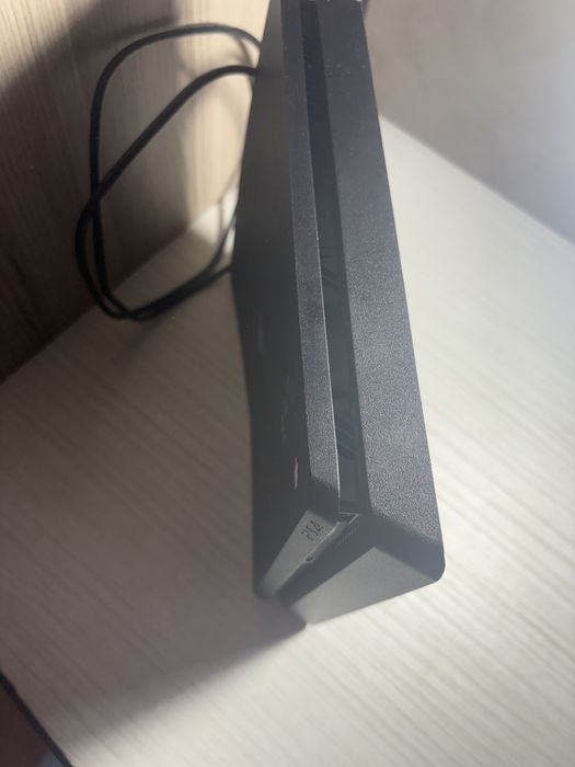 ps 4 slim cu 2 manete si fifa 21 plus alte jocuri instalate