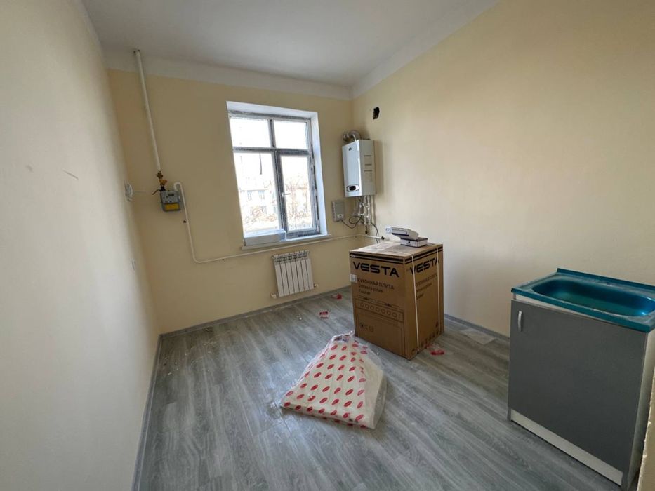 Тахиаташ районы центр 2 хана,     1 этаж магазин кылыу ушын колай