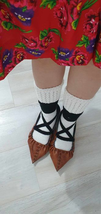 Opinci din piele naturala cu sosete crosetate