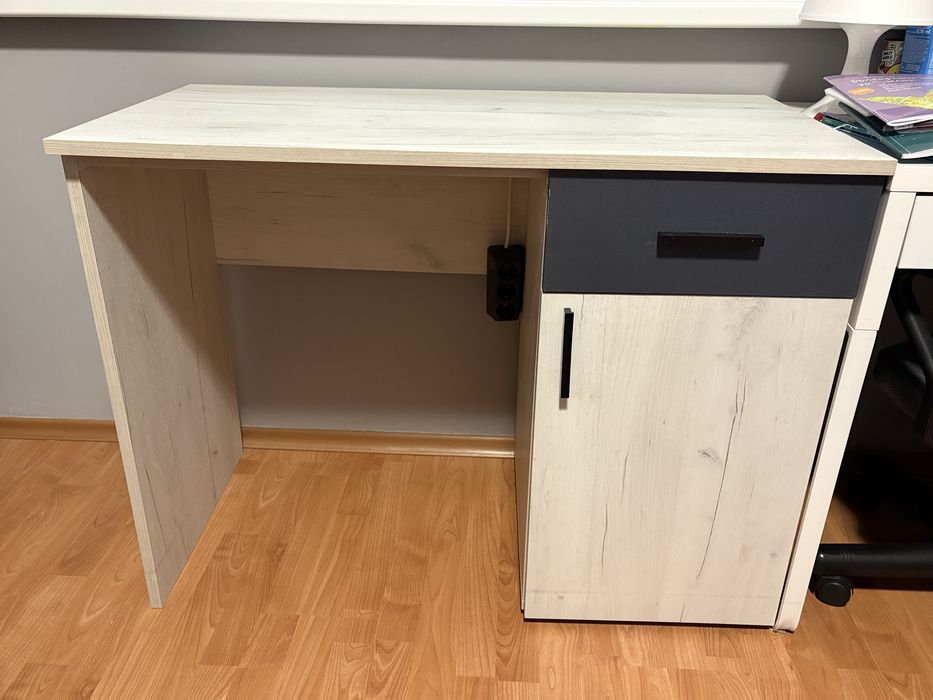 Бюро с едно чекмедже и два рафта