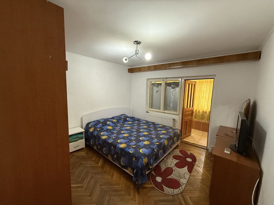 Apartament cu trei camere de vanzare sau chirie si loc de parcare