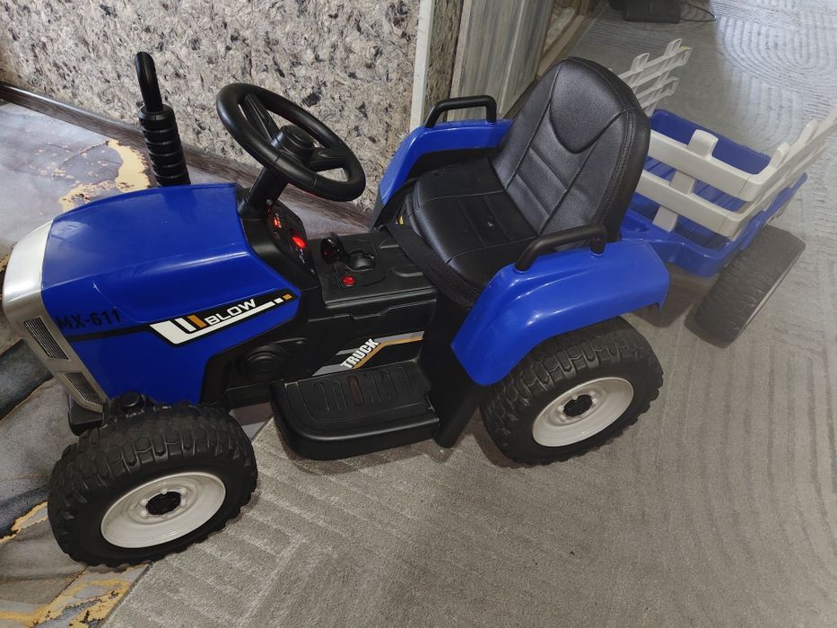 Электромобиль синий трактор