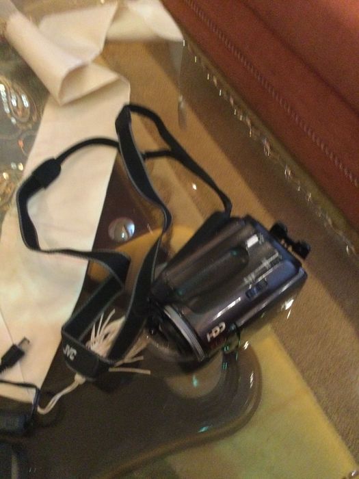 Видео камера JVC + подарък карта памет