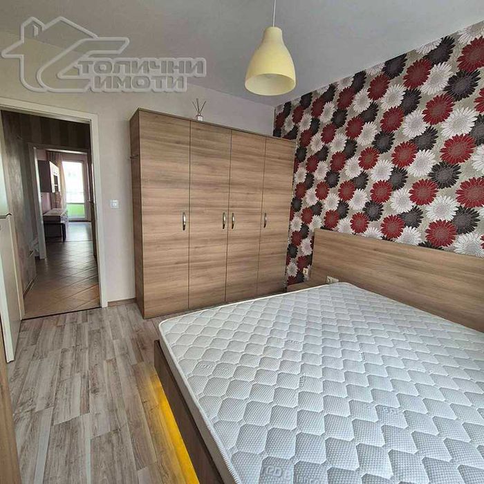 Двустаен, тухлен, с гараж в Дружба-2