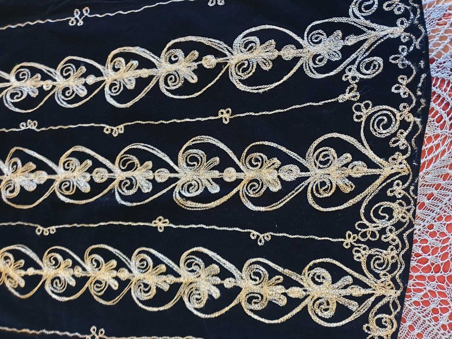 Старинен сукман от кадифе със сърма