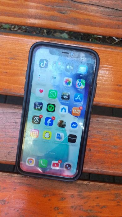 iPhone 11 vând sau schimb telefonul e doar în față