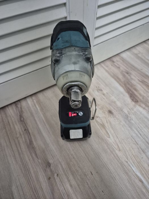 Dtw 285  18v impact makita brushless