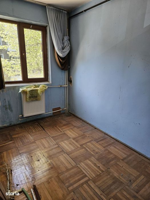 Se vinde imobil cu 3 camere, cu balcon, liber.