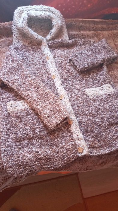 Ефектна ръчно плетена буклена жилетка