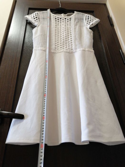 Продавам бяла рокля на H&M