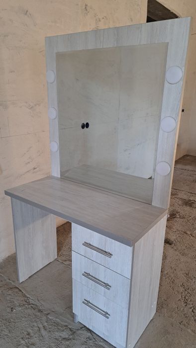 Парикмахерский стол сотилади