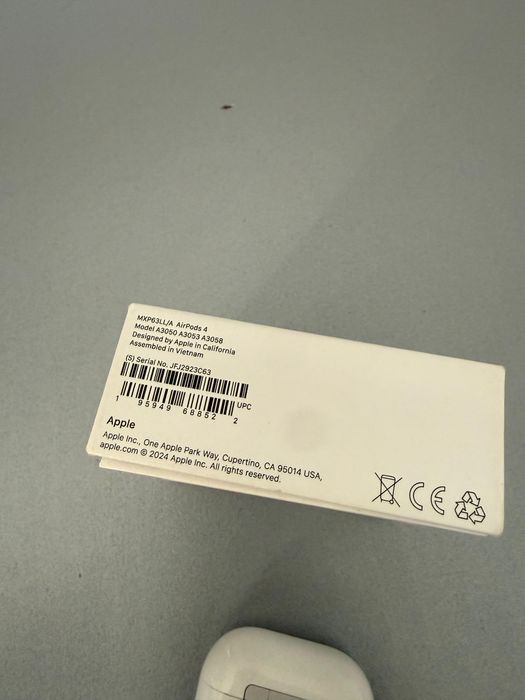 Продаю Airpods 4