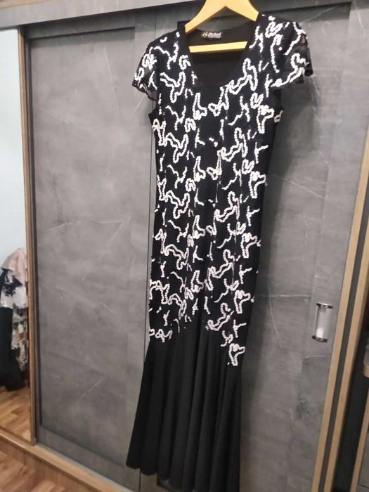 продам дешево несколько платьев