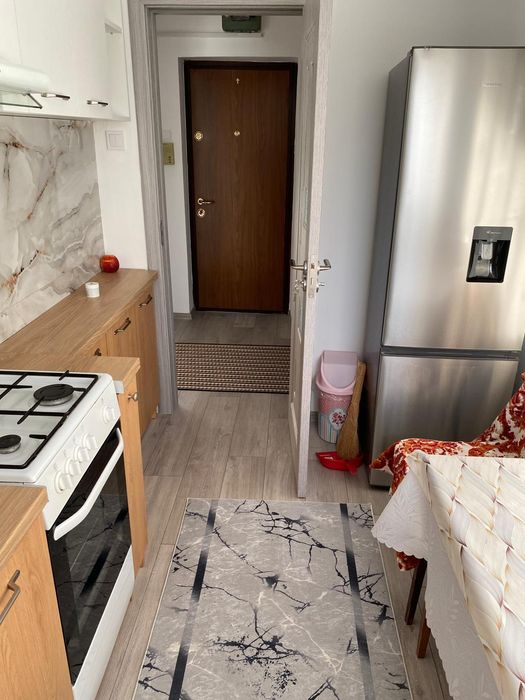 Închiriez apartament cu 2 camere