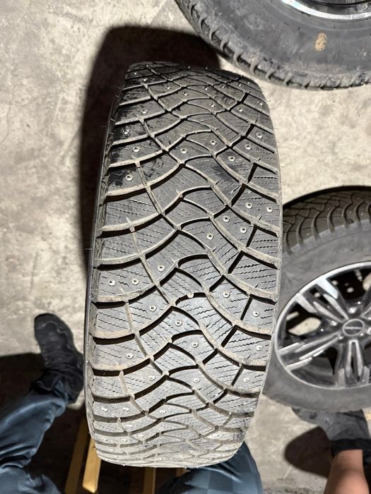 Продам комплект зимней резины на дисках
