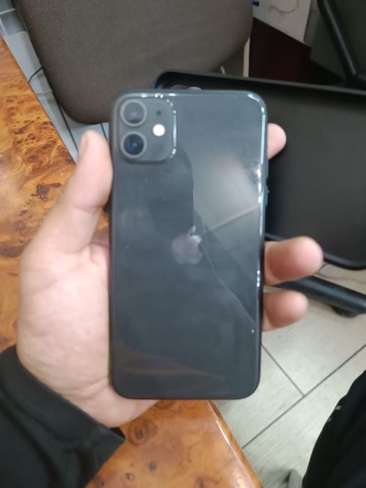 Продам айфон 11 на 64г