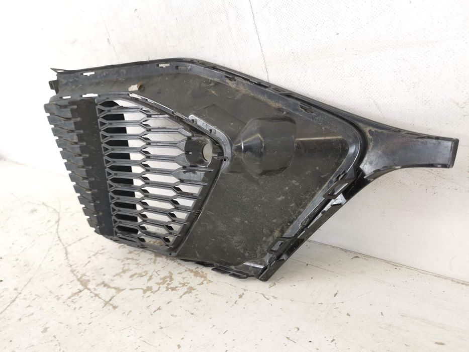 Ауди Кю8 / Audi Q8 1 [Десен проекторен радиаторен грил, оригинален, в