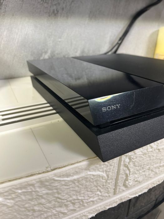Vând PS4 cu 500GB,.