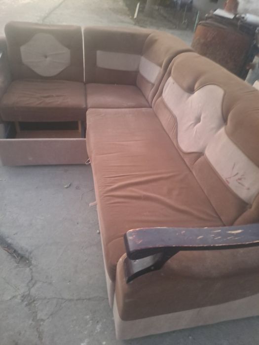Уголог спальний диван сотилади.