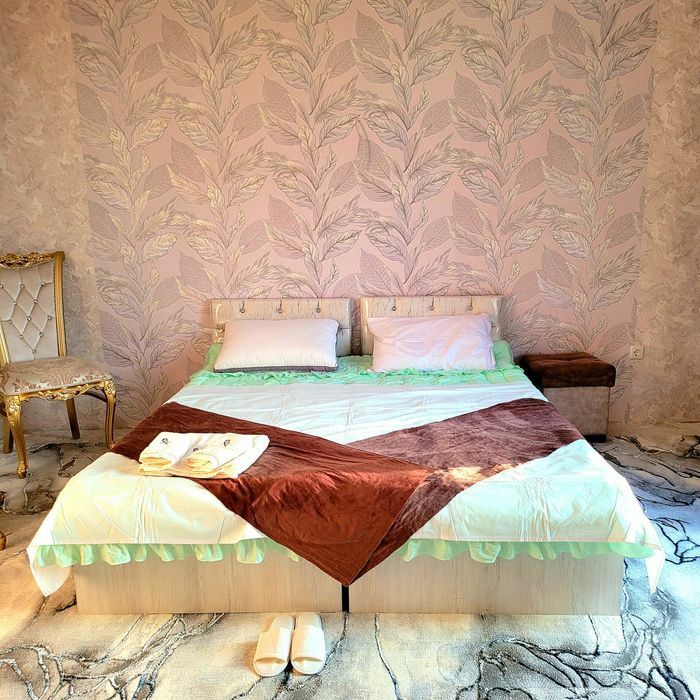 2 qavatli xovli Tanhause,  podval, remontlari bilan,